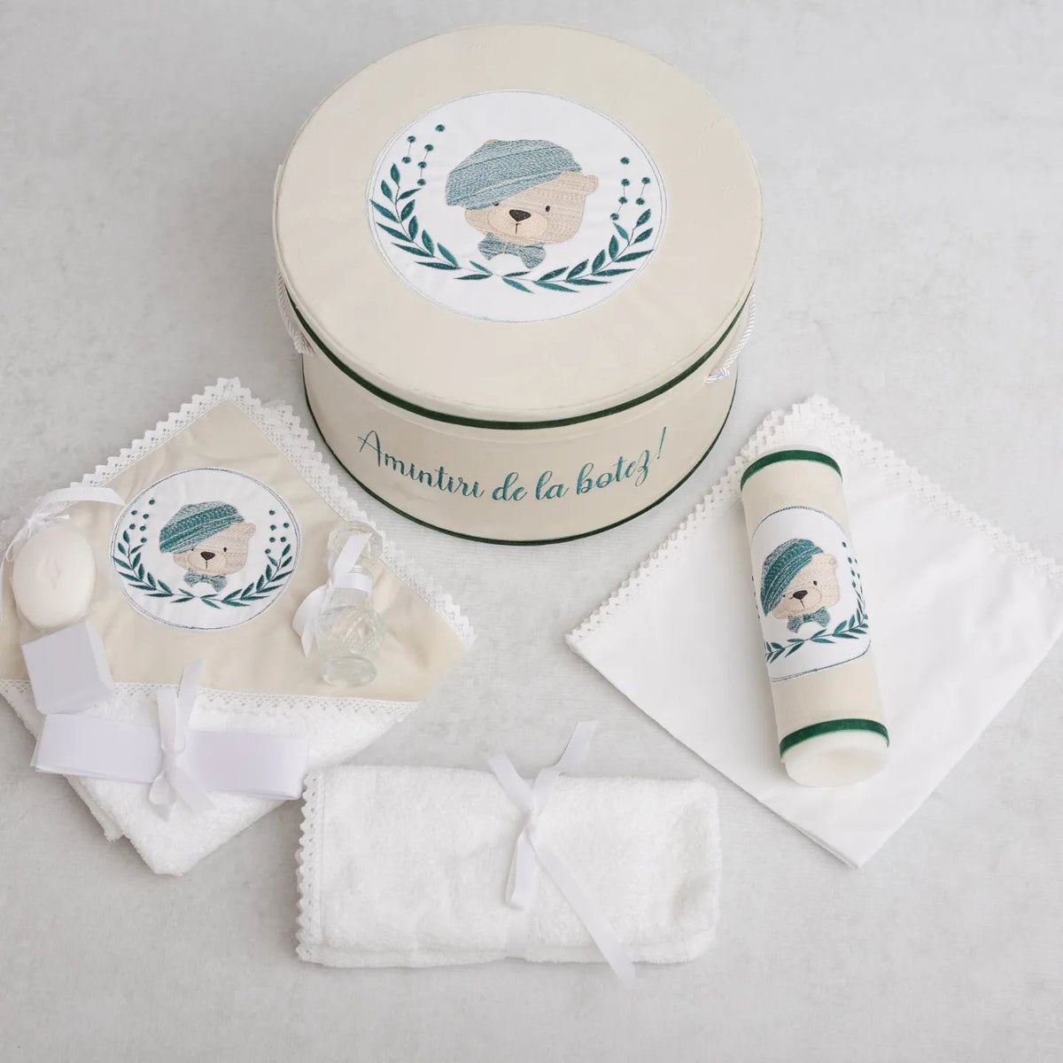 Set complet botez băieți Sabin Velvet White: costumaș +trusou+lumânare