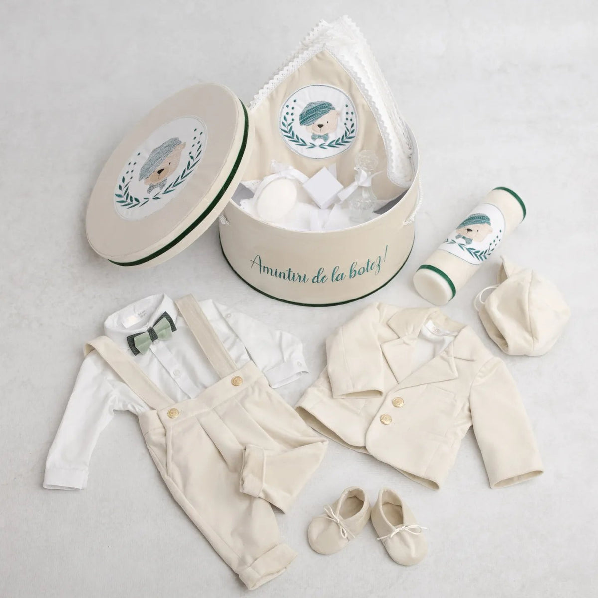 Set complet botez băieți Sabin Velvet White: costumaș +trusou+lumânare