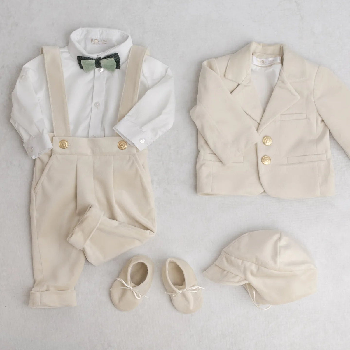 Set complet botez băieți Sabin Velvet White: costumaș +trusou+lumânare