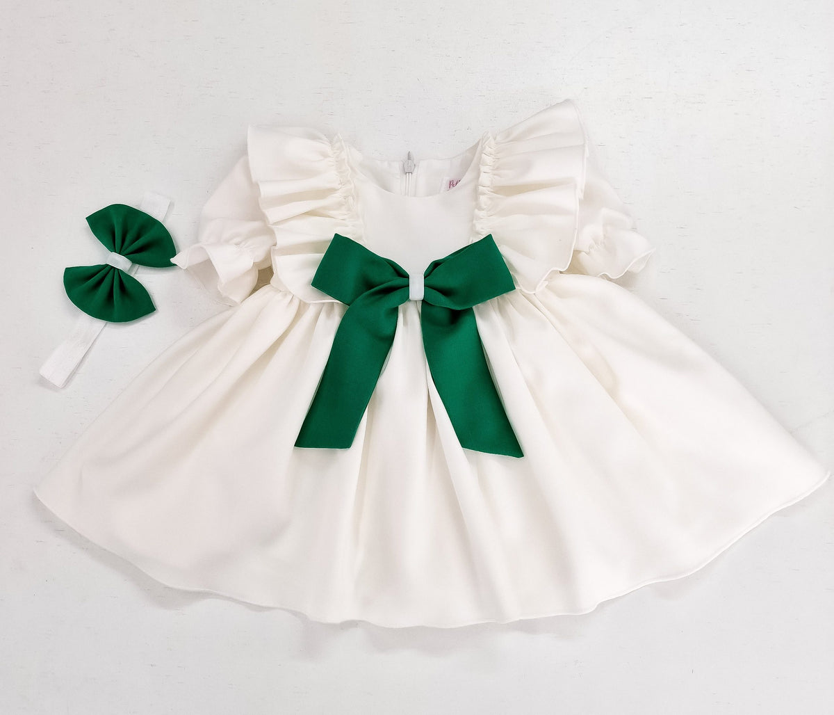 Rochiță ivoire cu funda verde botez Barbi