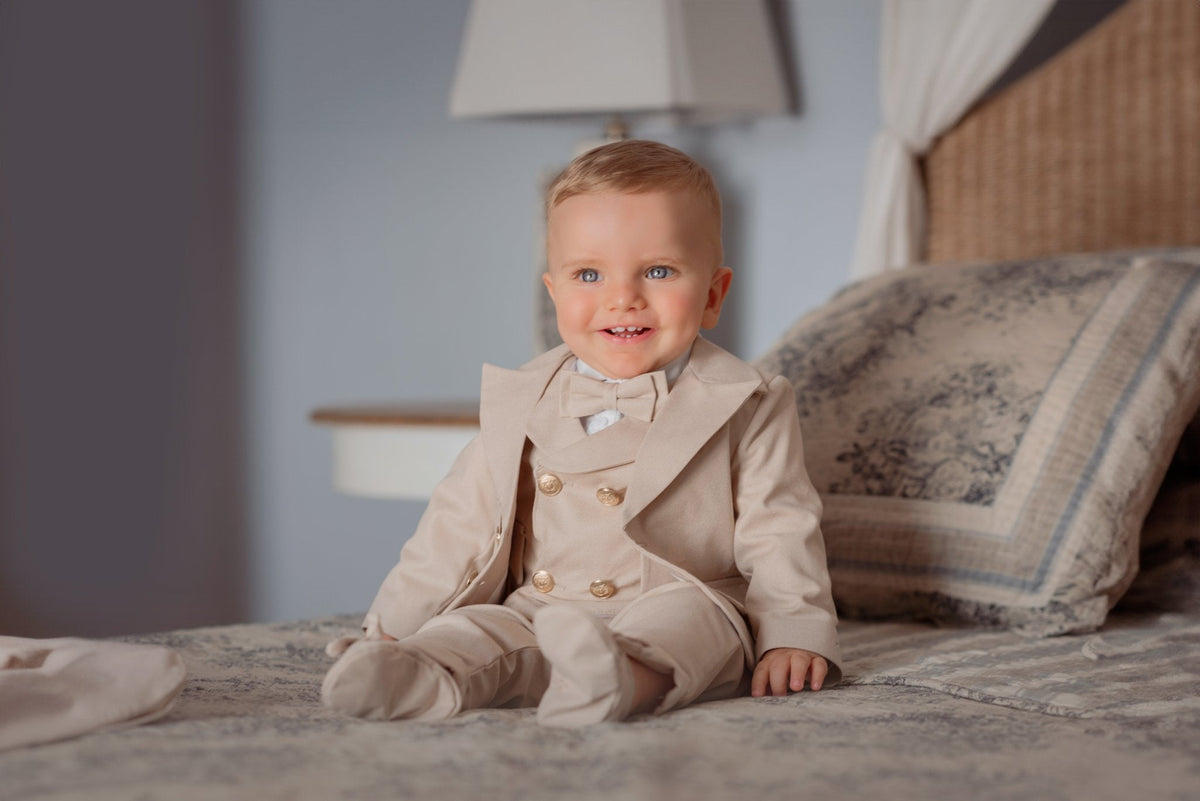 Costumaș botez pentru băieți Edward J. Beige