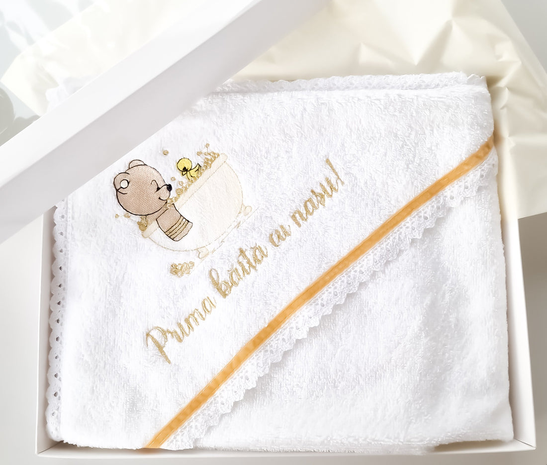 Prosop cu capișon personalizat pentru băieți "Prima baița cu nașii!" -Gold
