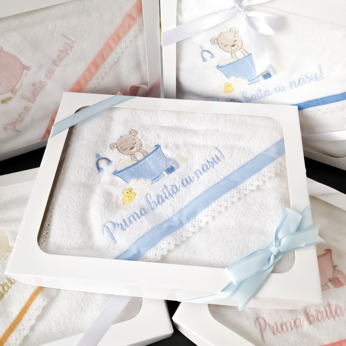 Prosop cu capișon personalizat pentru fetițe "Prima baița cu nașii!" -Rossa