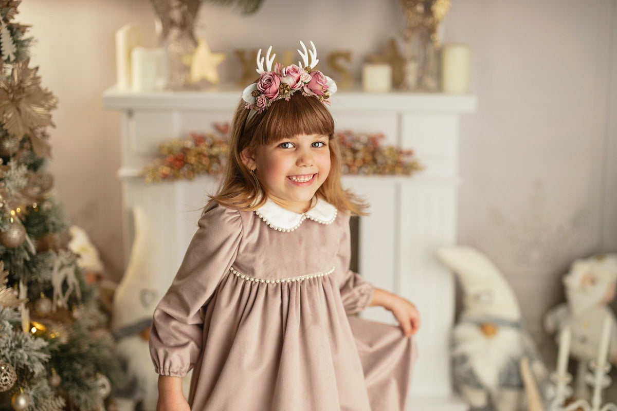 Rochie de Catifea Roz Pudră cu Perluțe – Glamour de Crăciun