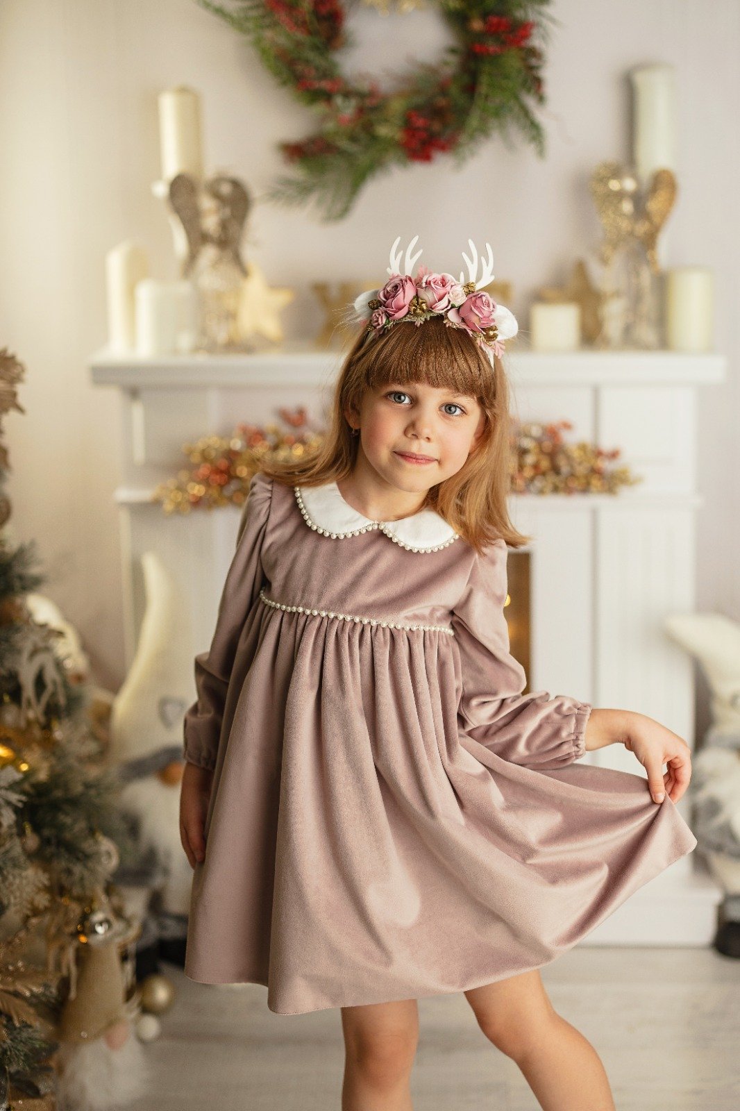 Rochie de Catifea Roz Pudră cu Perluțe – Glamour de Crăciun
