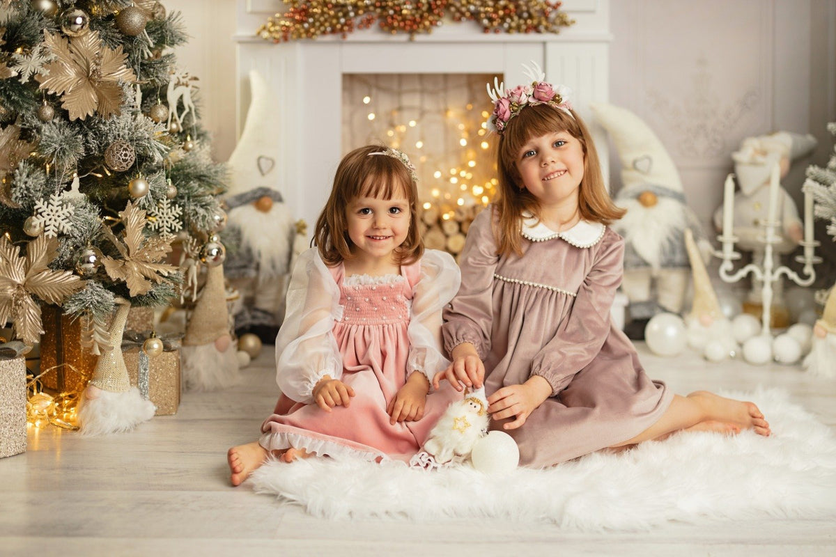 Rochie de Catifea Roz Pudră cu Perluțe – Glamour de Crăciun