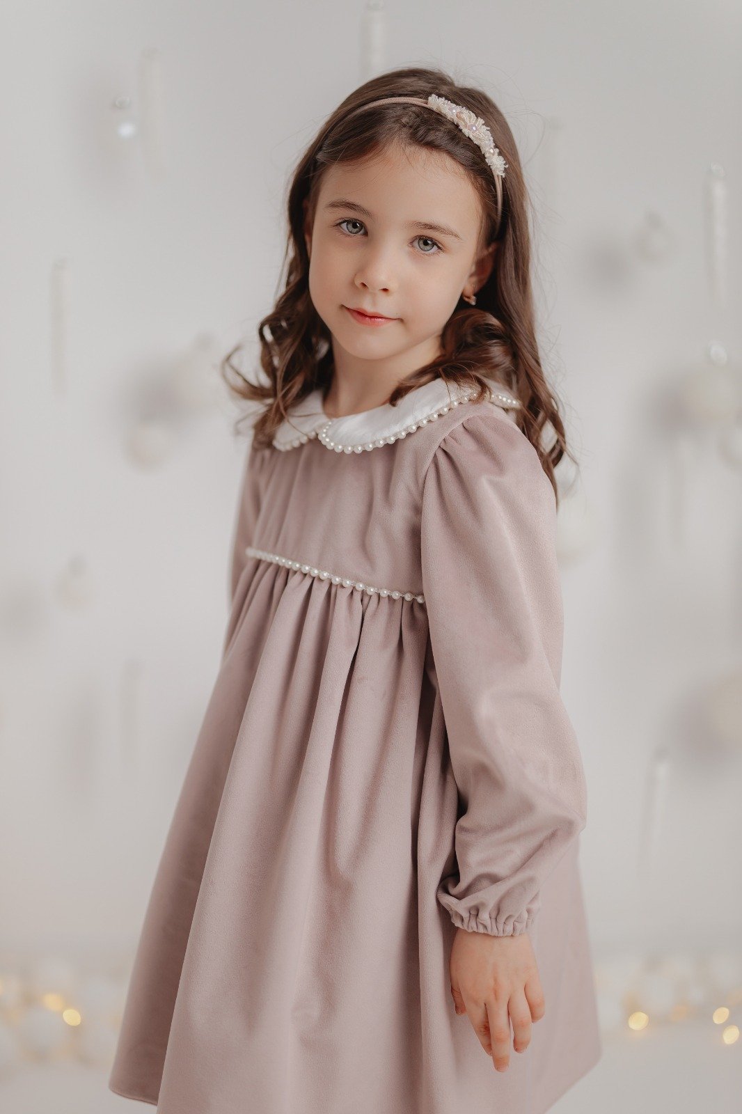 Rochie de Catifea Roz Pudră cu Perluțe – Glamour de Crăciun