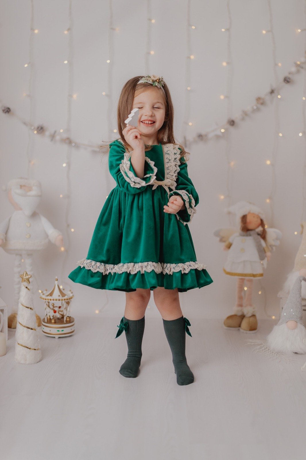 Rochie de Crăciun din Catifea Verde cu Danteluta și Volane – Atmosferă Magică