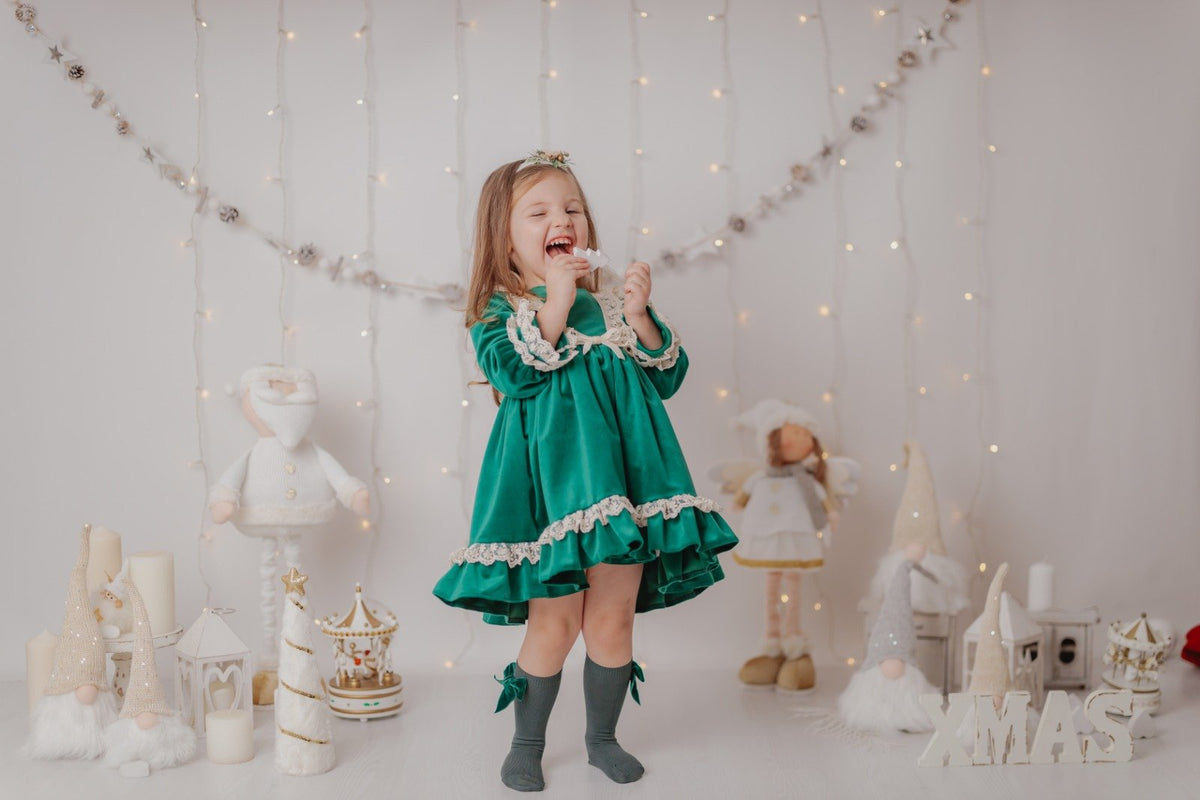 Rochie de Crăciun din Catifea Verde cu Danteluta și Volane – Atmosferă Magică