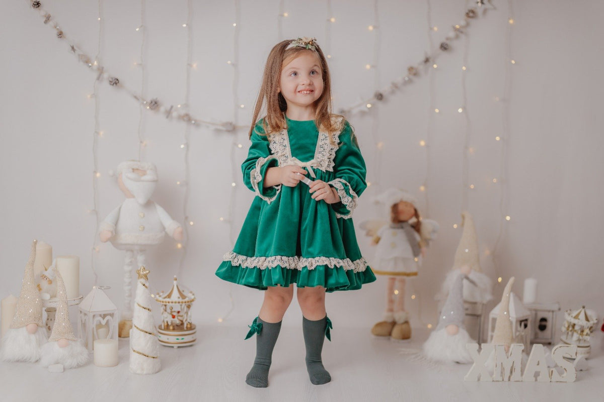 Rochie de Crăciun din Catifea Verde cu Danteluta și Volane – Atmosferă Magică