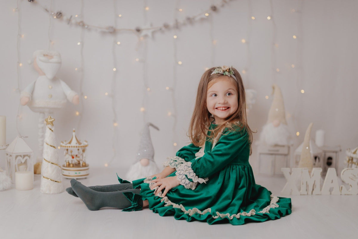 Rochie de Crăciun din Catifea Verde cu Danteluta și Volane – Atmosferă Magică
