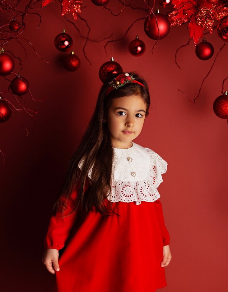 Rochie Crăciun Roșie cu Detalii din Dantelă – Eleganță de Sărbători