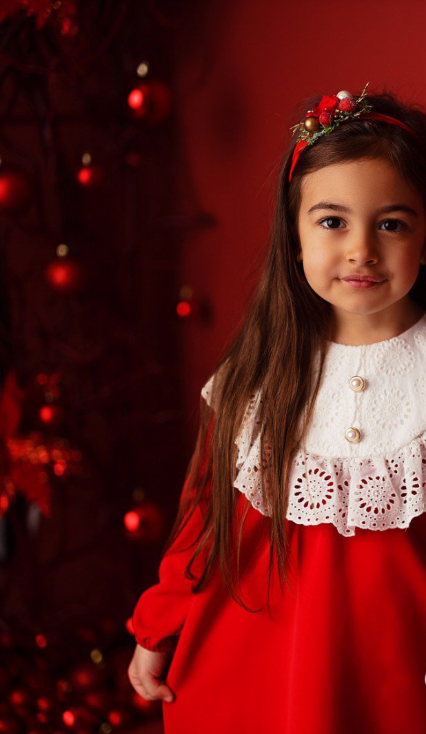 Rochie Crăciun Roșie cu Detalii din Dantelă – Eleganță de Sărbători