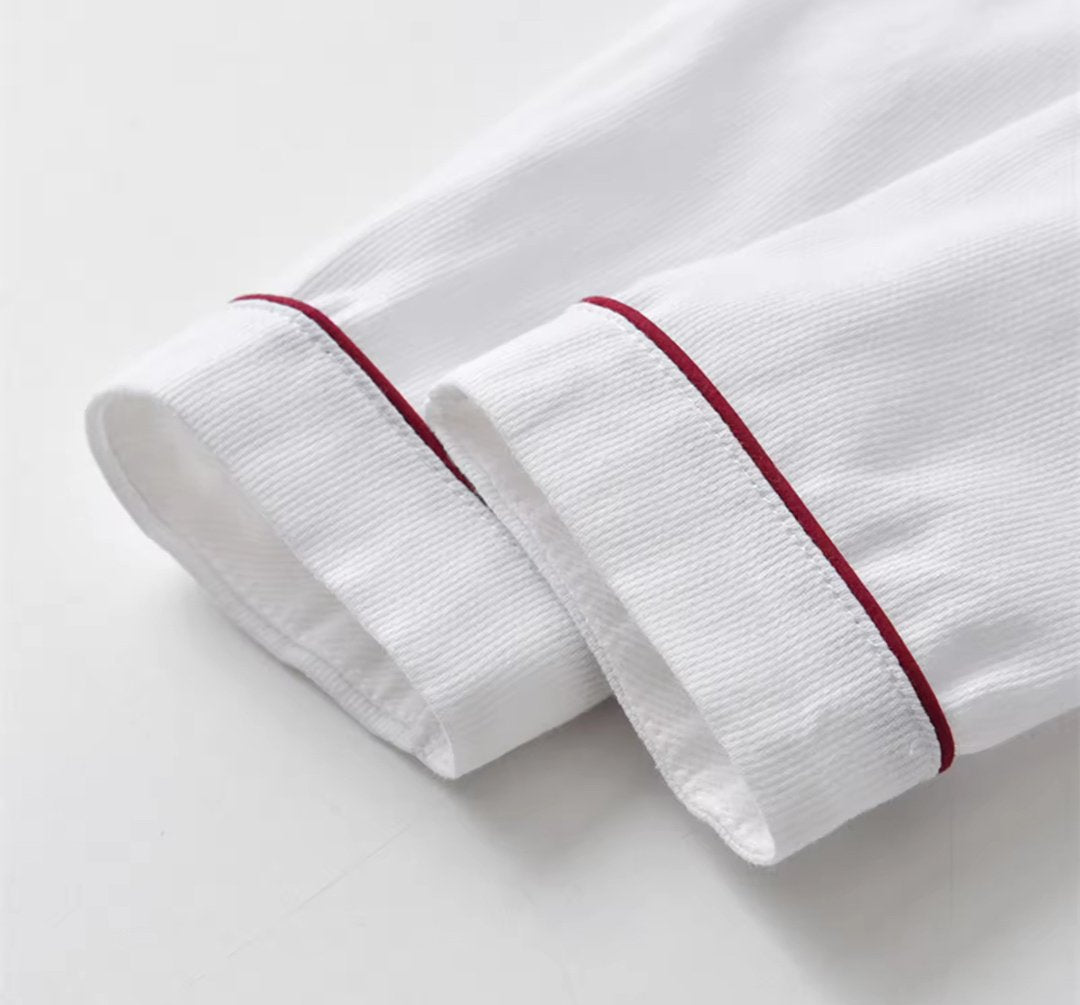 Costumaș elegant personalizat pentru băieți, alb și albastru, cu papion roșu și bretele – model ursuleț și inițială