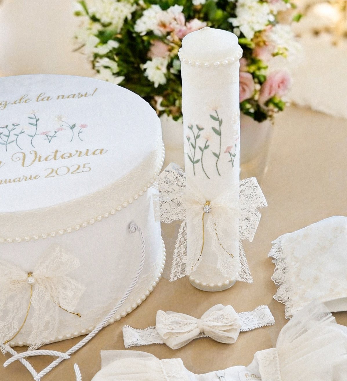 Set complet botez fetiță- Rochiță botez + Trusou + Lumanare -tematica Flori de Primăvară