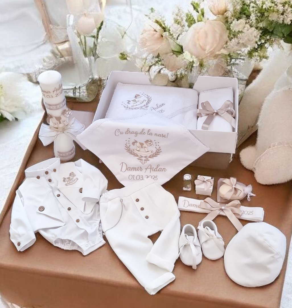 Set complet botez băieți - Costum botez + Trusou + Lumanare -tematica Căluțul de Lemn