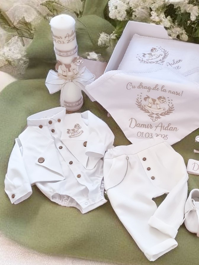 Set complet botez băieți - Costum botez + Trusou + Lumanare -tematica Căluțul de Lemn