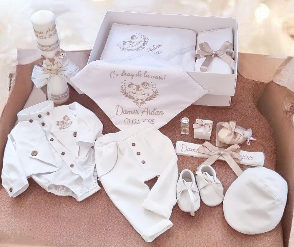 Set complet botez băieți - Costum botez + Trusou + Lumanare -tematica Căluțul de Lemn