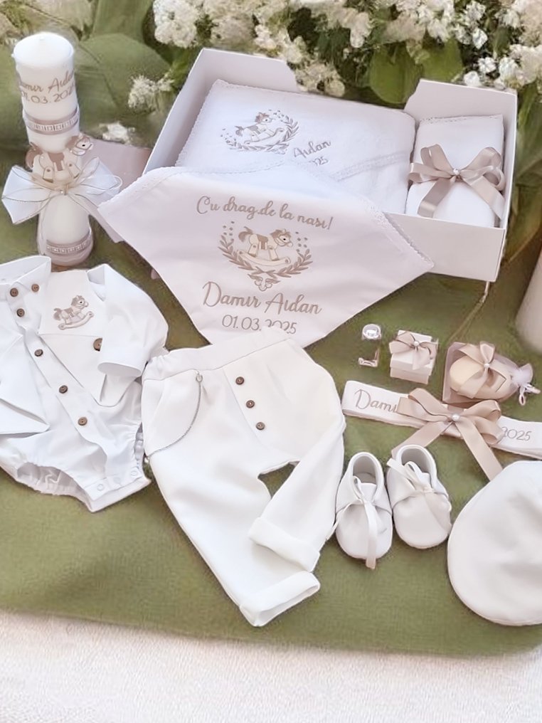 Set complet botez băieți - Costum botez + Trusou + Lumanare -tematica Căluțul de Lemn