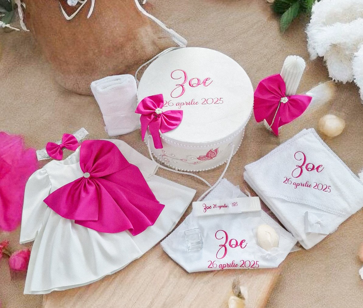 Set complet botez fetiță- Rochiță botez + Trusou + Lumanare -Fundă Supradimensionată Fuxia