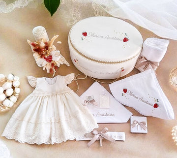 Set Complet Botez Fetiță Rochita Flavia+Trusou+Lumanare Tematica  Căpsunică