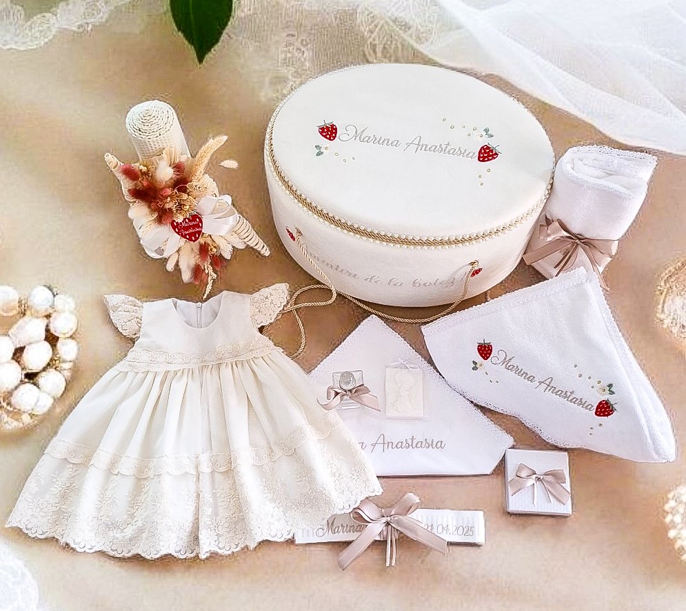 Set Complet Botez Fetiță Rochita Flavia+Trusou+Lumanare Tematica  Căpsunică