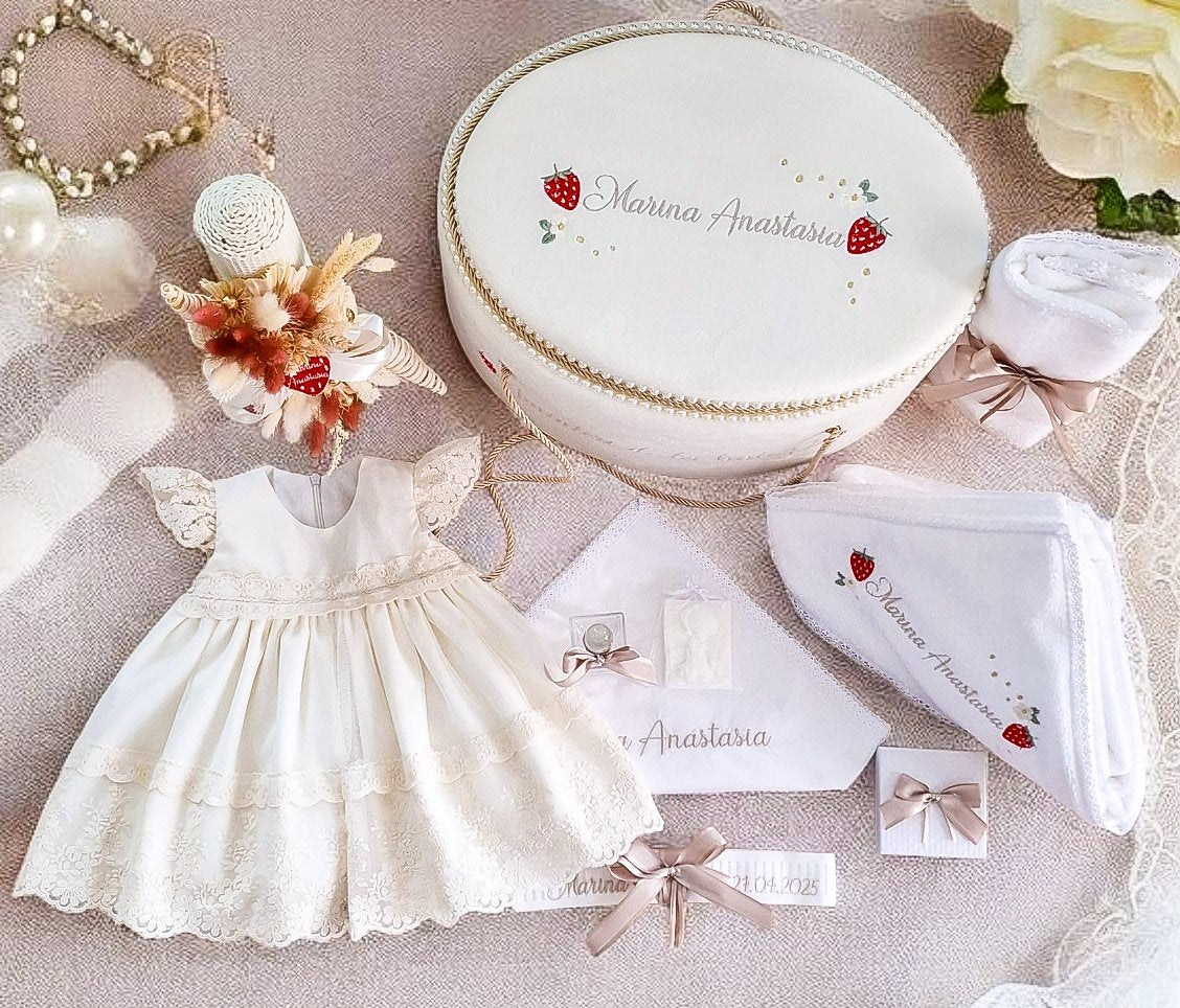 Set Complet Botez Fetiță Rochita Flavia+Trusou+Lumanare Tematica  Căpsunică