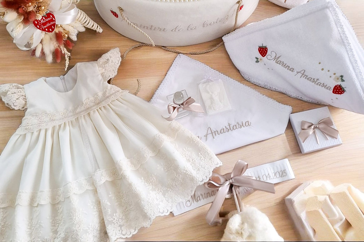 Set Complet Botez Fetiță Rochita Flavia+Trusou+Lumanare Tematica  Căpsunică