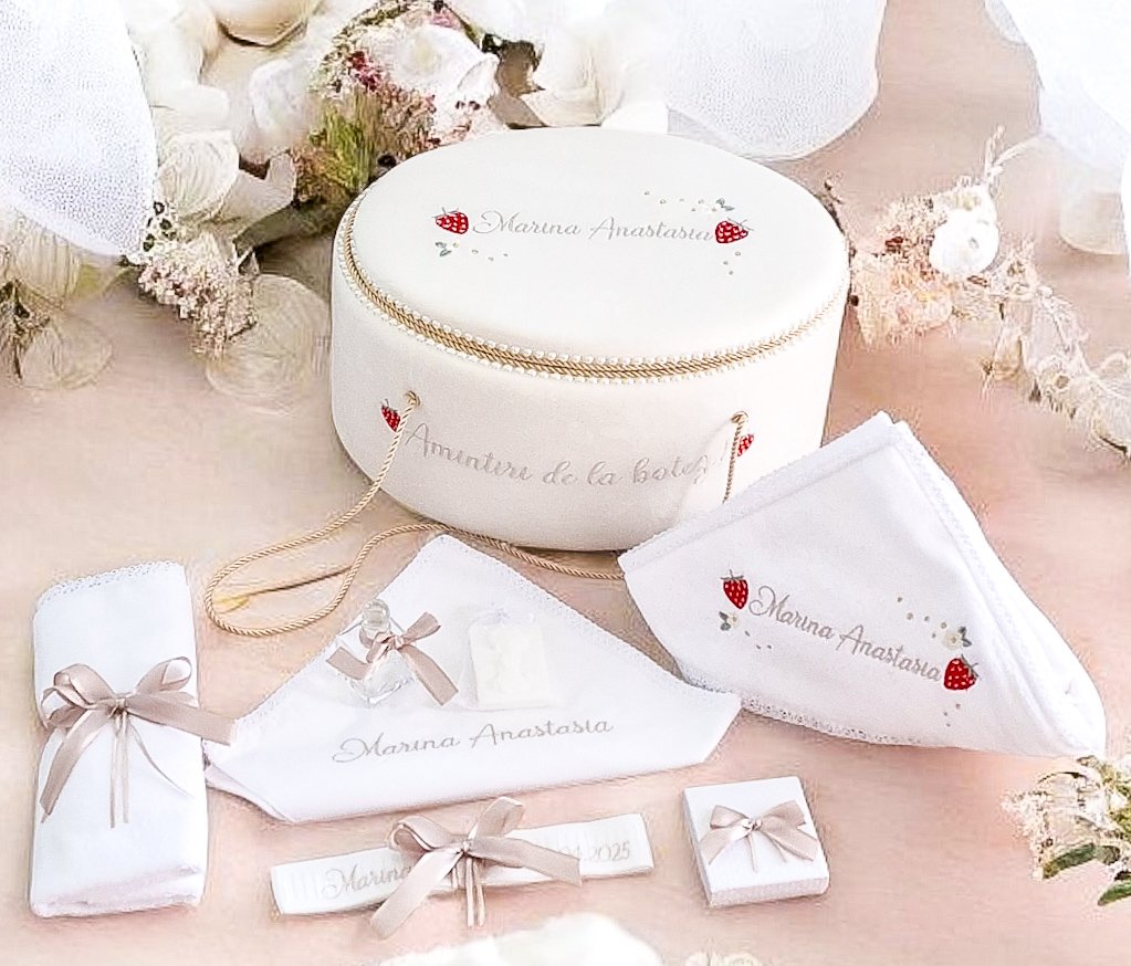 Set Complet Botez Fetiță Rochita Flavia+Trusou+Lumanare Tematica  Căpsunică