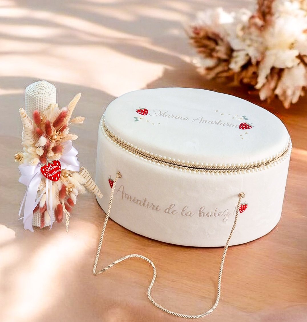 Set Complet Botez Fetiță Rochita Flavia+Trusou+Lumanare Tematica  Căpsunică