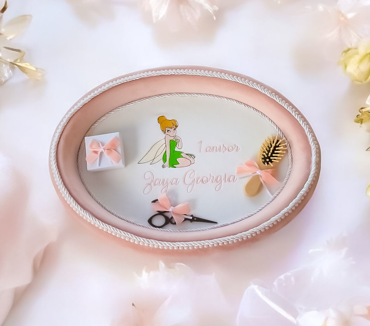 Set tăviță de moț aniversară fetiță personalizată – perie, forfecuță, cutiuță pentru moț, decor roz Petite Coquette