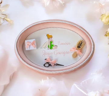 Set tăviță de moț aniversară fetiță personalizată – perie, forfecuță, cutiuță pentru moț, decor roz Petite Coquette