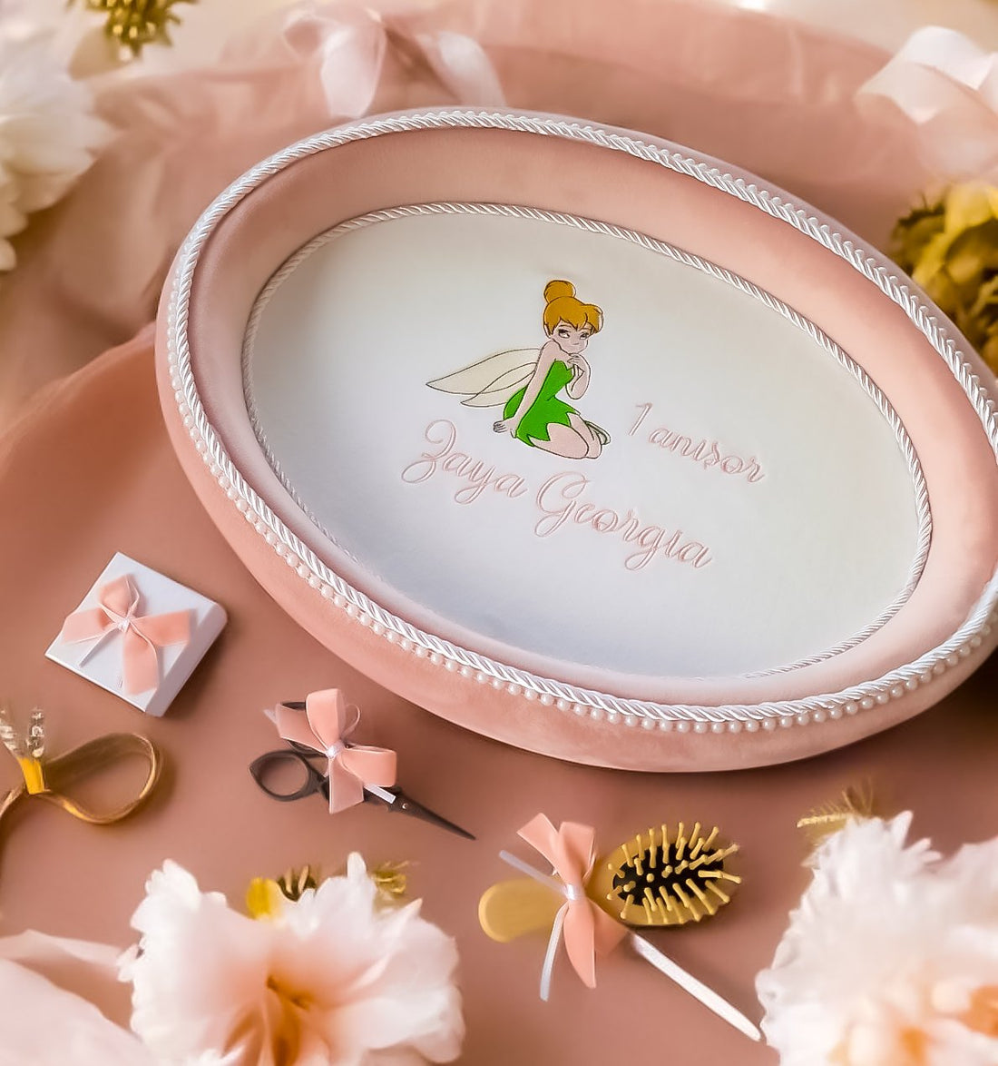Set tăviță de moț aniversară fetiță personalizată – perie, forfecuță, cutiuță pentru moț, decor roz Petite Coquette