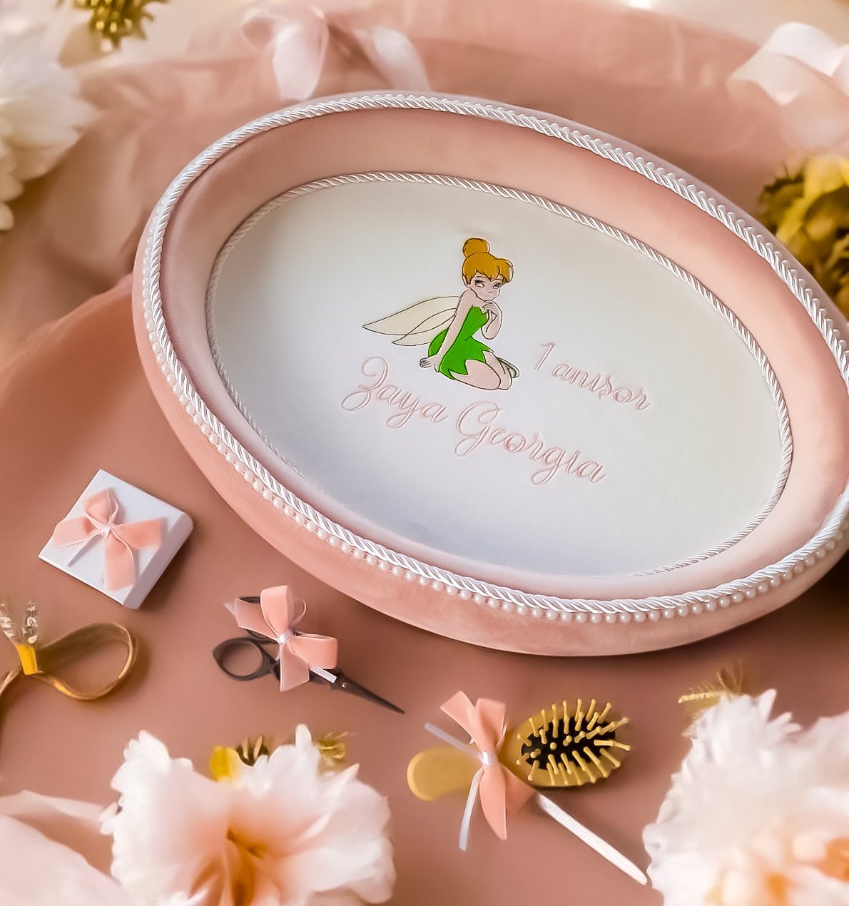 Set tăviță de moț aniversară fetiță personalizată – perie, forfecuță, cutiuță pentru moț, decor roz Petite Coquette