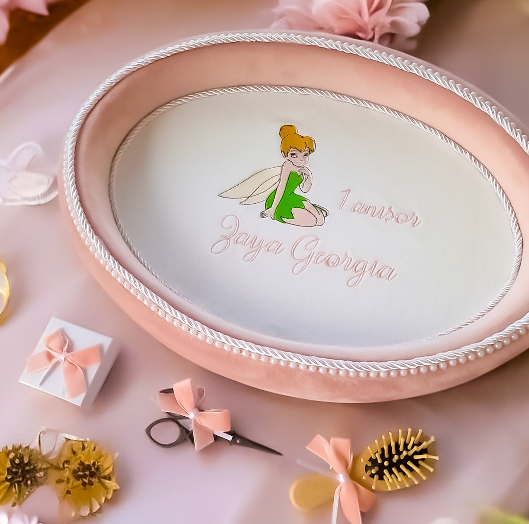 Set tăviță de moț aniversară fetiță personalizată – perie, forfecuță, cutiuță pentru moț, decor roz Petite Coquette