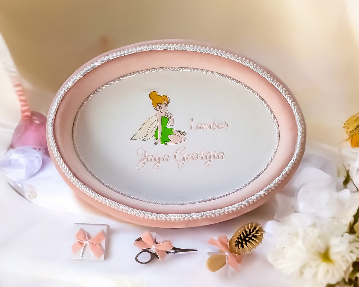 Set tăviță de moț aniversară fetiță personalizată – perie, forfecuță, cutiuță pentru moț, decor roz Petite Coquette
