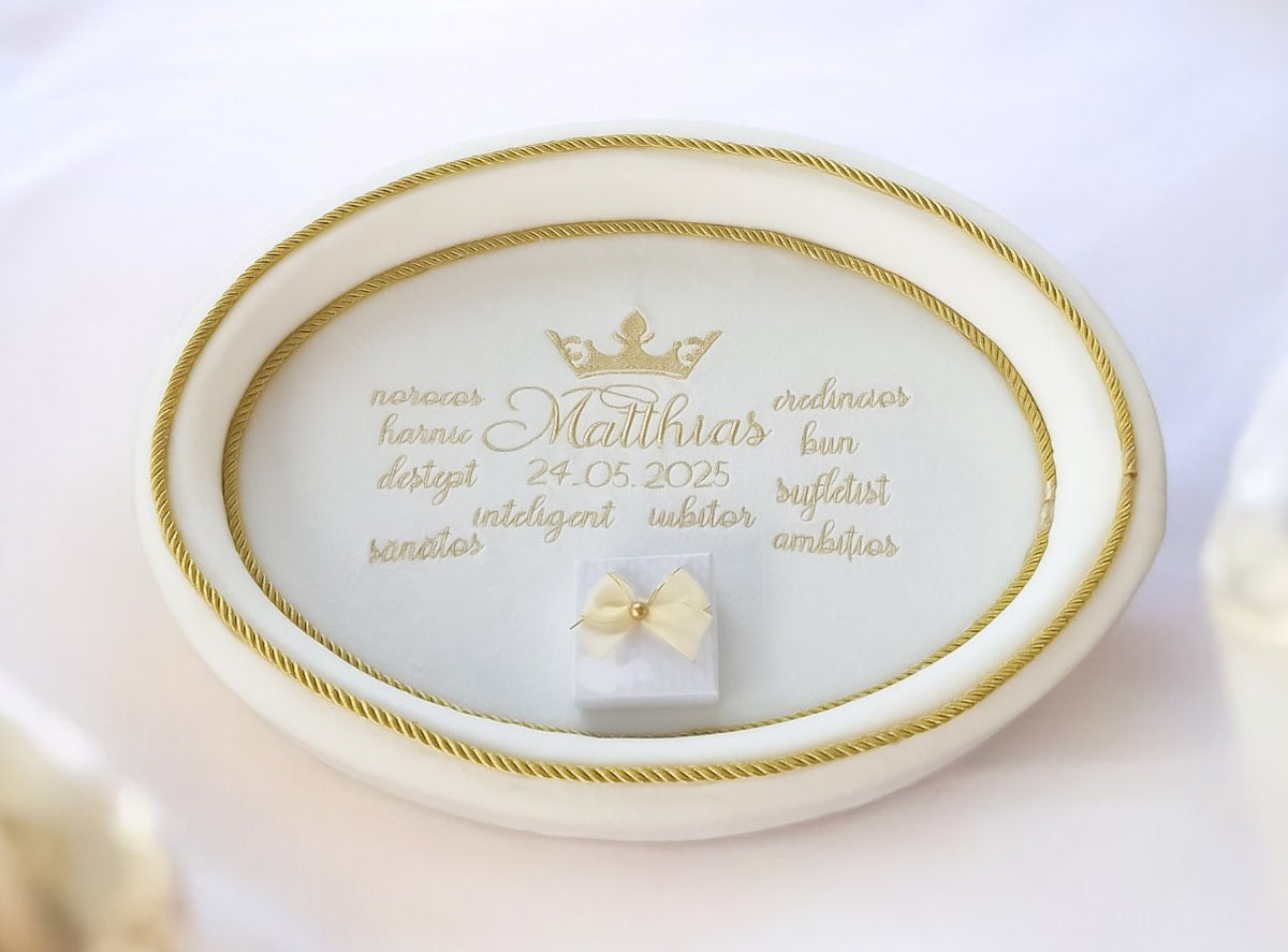 Set tăviță de moț aniversară băiețel personalizată – perie, forfecuță, cutiuță suveniruri, decor alb auriu Petite Coquette