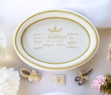 Set tăviță de moț aniversară băiețel personalizată – perie, forfecuță, cutiuță suveniruri, decor alb auriu Petite Coquette