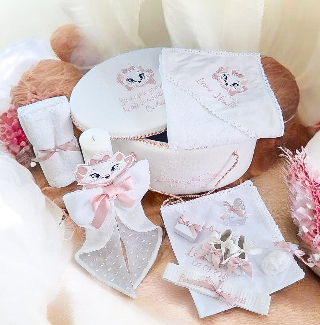 Set Complet Botez Fetiță Rochita Maria+Trusou+Lumanare Tematica Pisicuța Marie