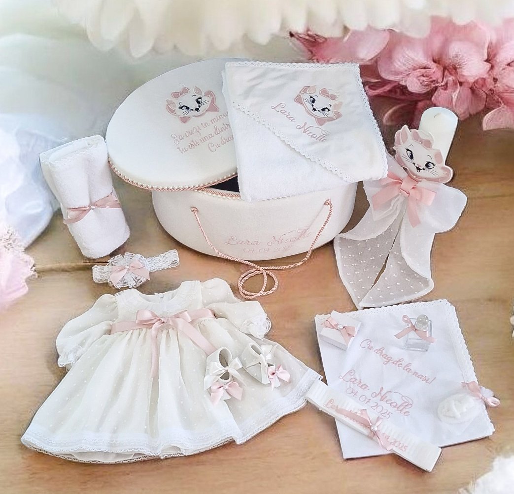 Set Complet Botez Fetiță Rochita Maria+Trusou+Lumanare Tematica Pisicuța Marie