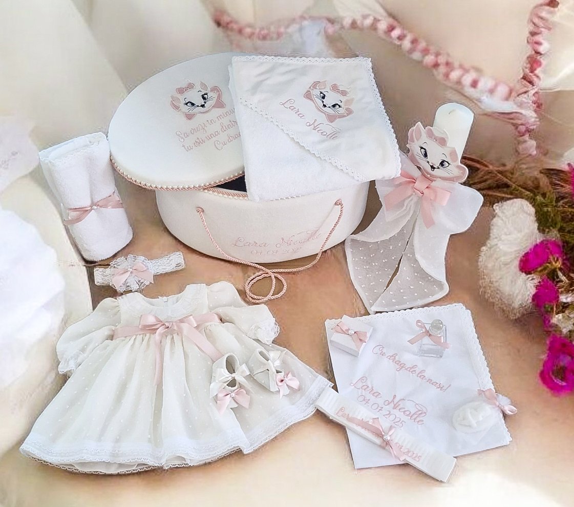 Set Complet Botez Fetiță Rochita Maria+Trusou+Lumanare Tematica Pisicuța Marie