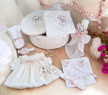 Set Complet Botez Fetiță Rochita Maria+Trusou+Lumanare Tematica Pisicuța Marie