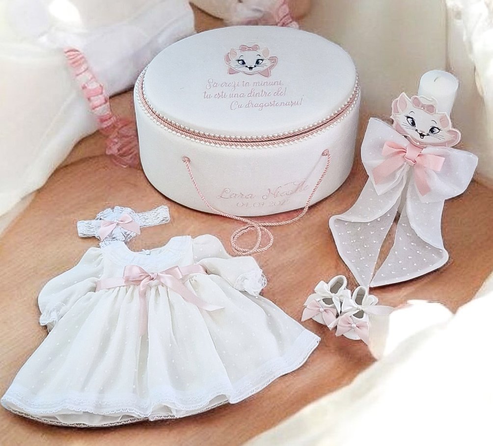 Set Complet Botez Fetiță Rochita Maria+Trusou+Lumanare Tematica Pisicuța Marie