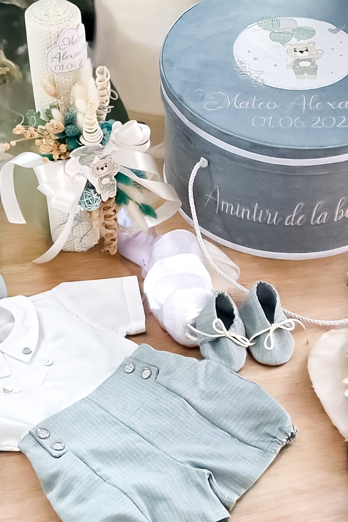 Set complet botez băieți de vară-Costum botez + Trusou + Lumanare - Ursulețul cu Baloane