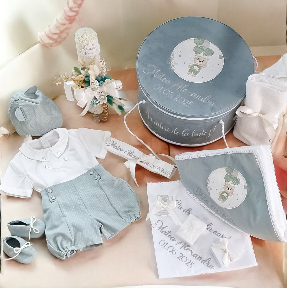 Set complet botez băieți de vară-Costum botez + Trusou + Lumanare - Ursulețul cu Baloane