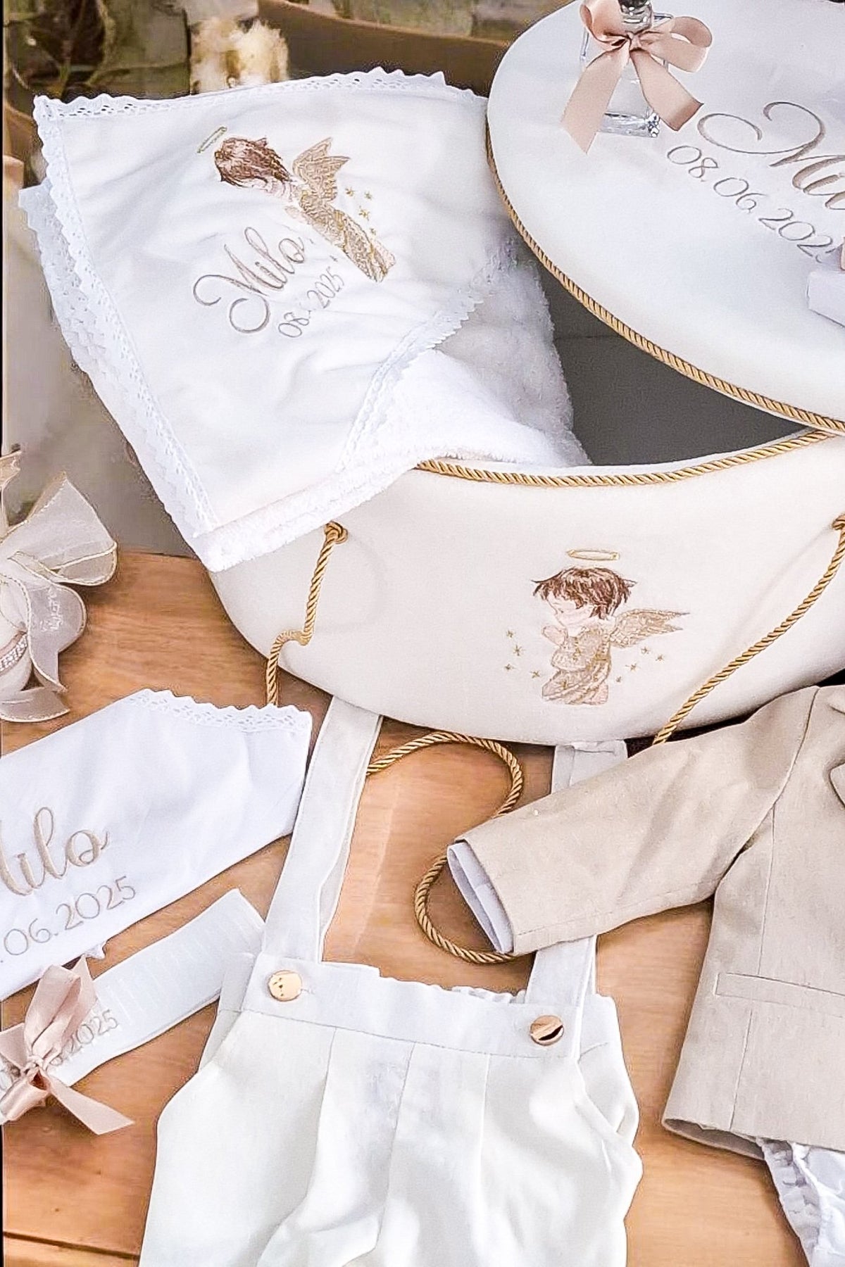 Set complet botez băieți- cufar buretat cu îngeraș brodat + costum elegant bej+ lumanare