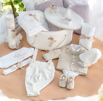Set complet botez băieți- cufar buretat cu îngeraș brodat + costum elegant bej+ lumanare