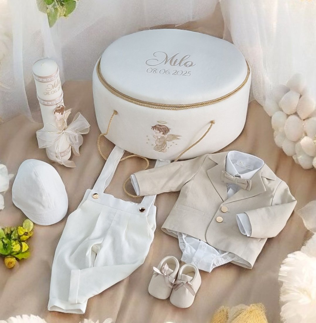 Set complet botez băieți- cufar buretat cu îngeraș brodat + costum elegant bej+ lumanare