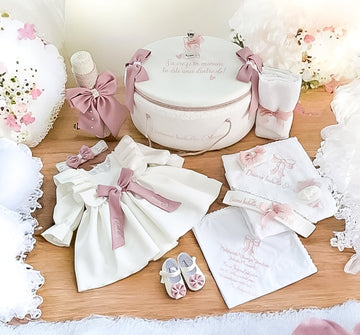 Set Complet Botez Fetiță Rochita Flavia+Trusou+Lumanare Tematica  Fundiță