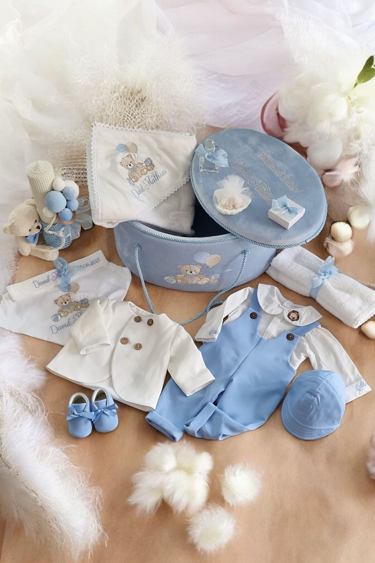 Set complet botez băieți- cufar buretat brodat cu ursulet cu baloane + costum elegant alb cu bleo+ lumanare